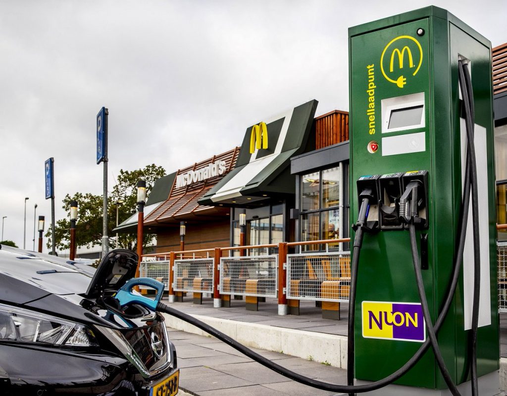 Meestal Rijp ik betwijfel het Nieuw netwerk snelladers bij wegrestaurants van McDonalds - Leaseblog.nl